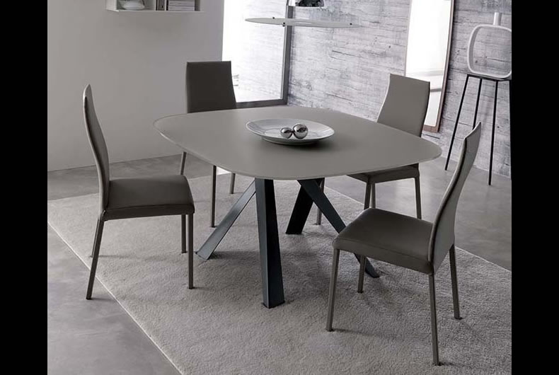 tavolo quadrato arrotondato bombo grigio con quattro sedie